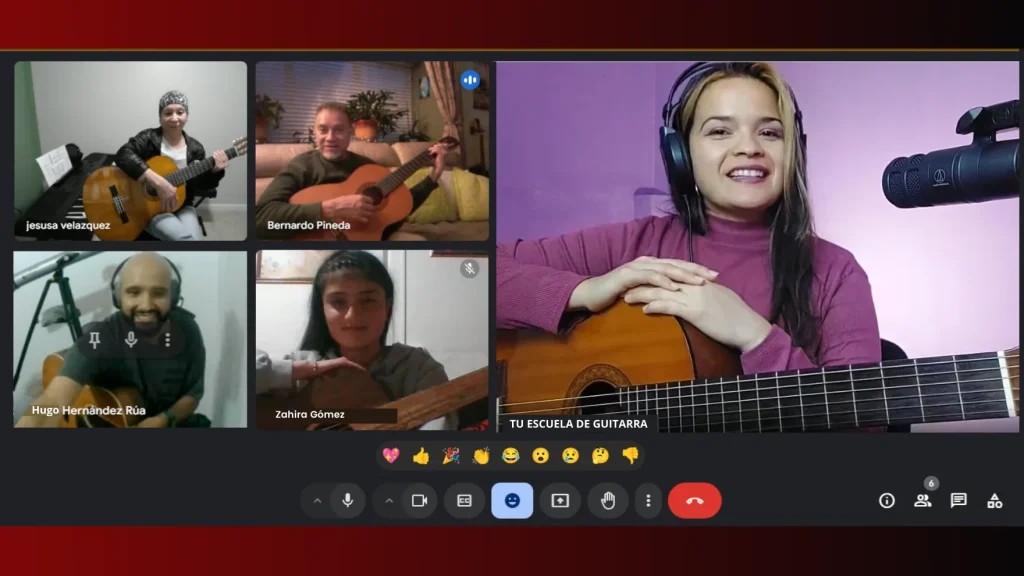 Clase en vivo por videollamada: la profe Yodira y sus alumnos en pantalla