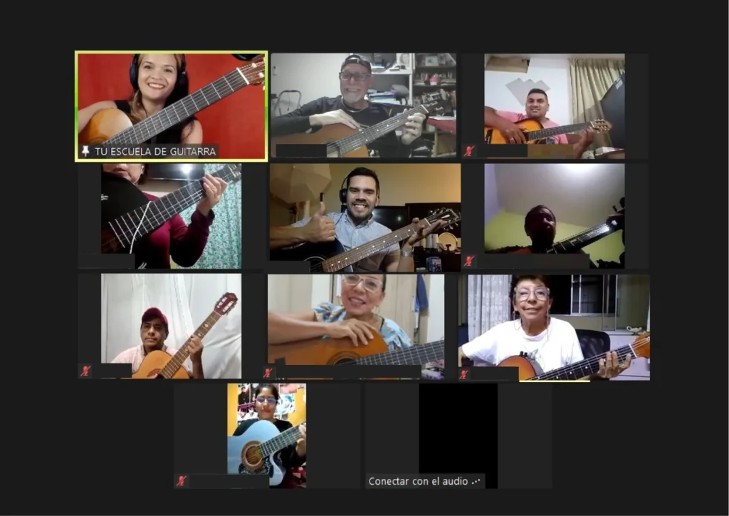 Clase en vivo por videollamada: la profe Yodira y sus alumnos con sus guitarras