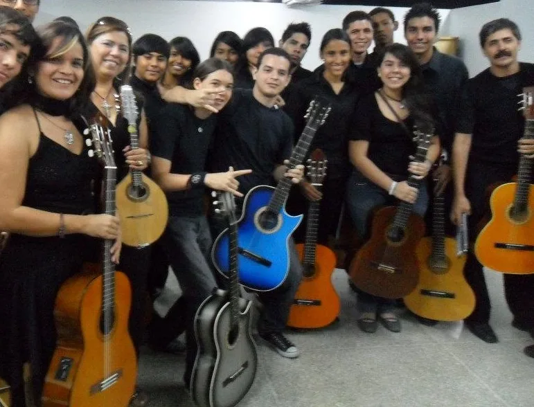 Alumnos con sus guitarras en un recital